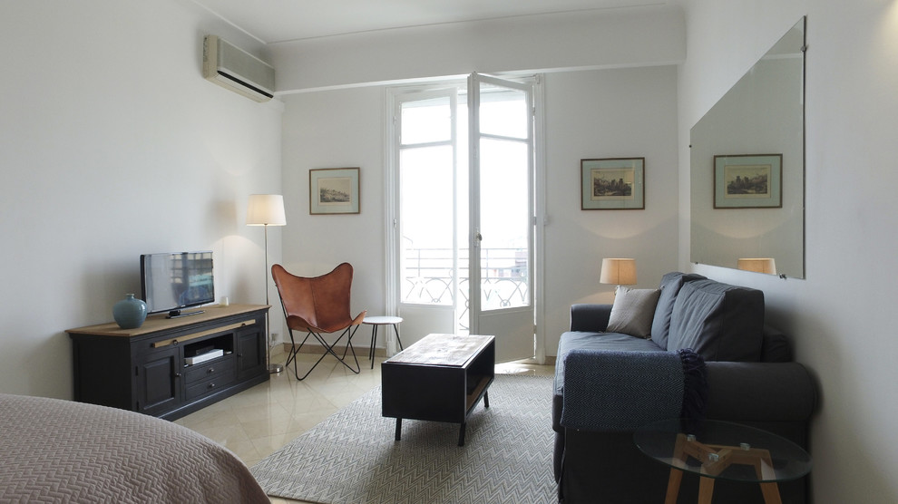 Пример оригинального дизайна: маленькая открытая гостиная комната в скандинавском стиле с белыми стенами, полом из керамогранита, отдельно стоящим телевизором и бежевым полом для на участке и в саду