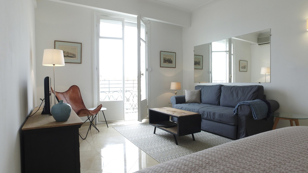 Стильный дизайн: маленькая открытая гостиная комната в скандинавском стиле с белыми стенами, полом из керамогранита, отдельно стоящим телевизором и бежевым полом для на участке и в саду - последний тренд