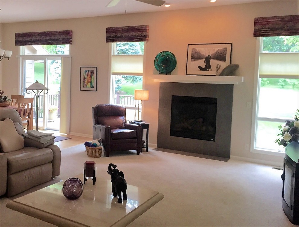 Источник вдохновения для домашнего уюта: гостиная комната в стиле модернизм с ковровым покрытием и стандартным камином