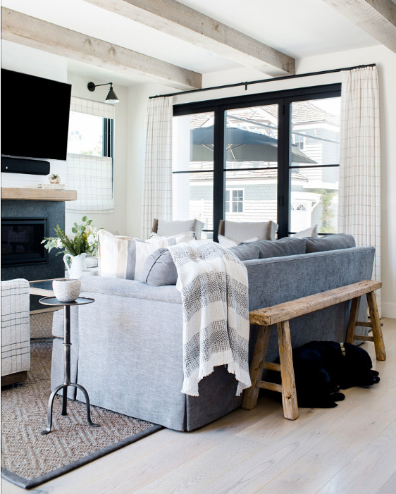 Стильный дизайн: открытая гостиная комната среднего размера в морском стиле с белыми стенами, светлым паркетным полом, стандартным камином, фасадом камина из плитки, телевизором на стене и бежевым полом - последний тренд