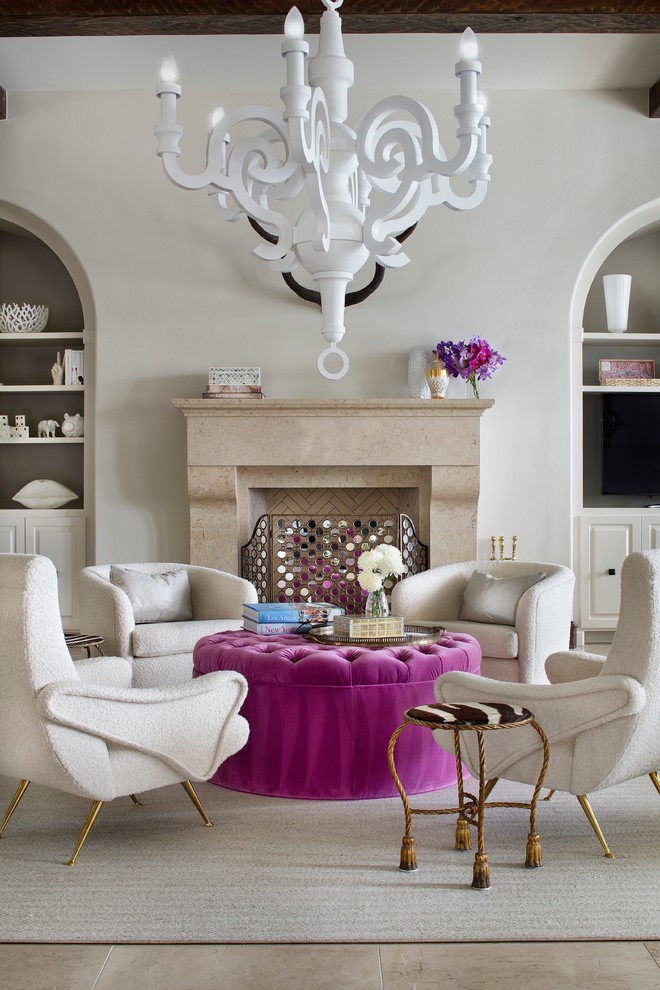 Repräsentatives Mediterranes Wohnzimmer mit beiger Wandfarbe, Kamin und gefliester Kaminumrandung in Austin