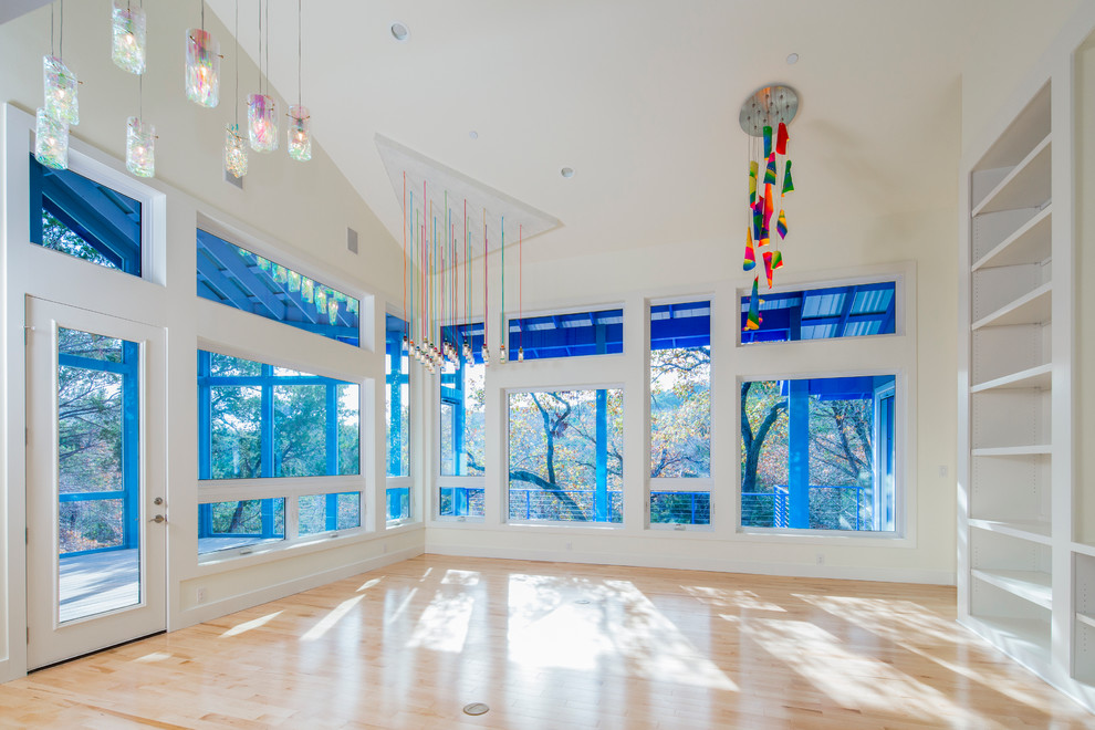 Mittelgroßes, Offenes Eklektisches Wohnzimmer mit weißer Wandfarbe und hellem Holzboden in Austin