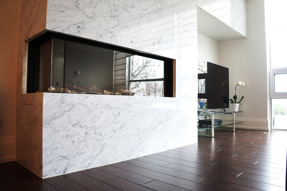 Стильный дизайн: открытая гостиная комната среднего размера в стиле модернизм с белыми стенами, темным паркетным полом, горизонтальным камином, фасадом камина из камня и отдельно стоящим телевизором - последний тренд