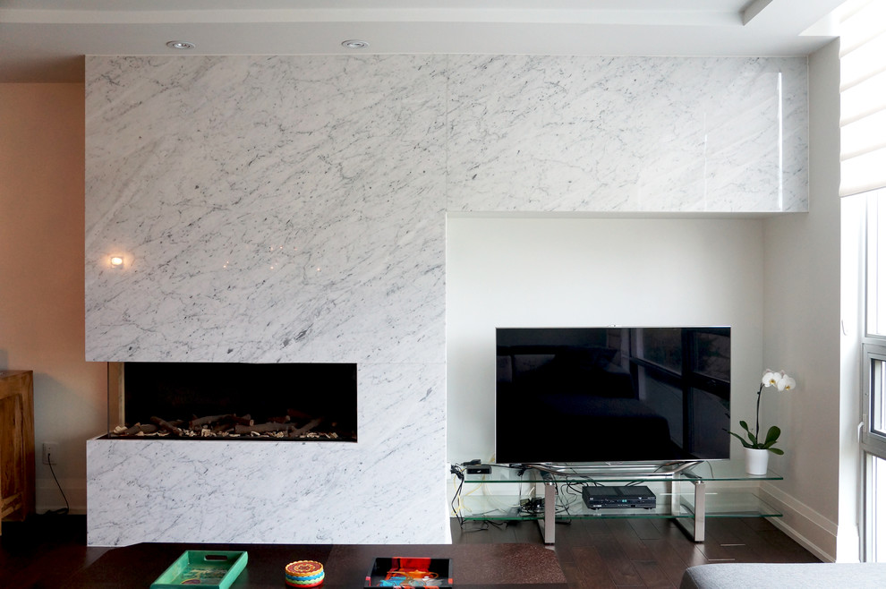 Источник вдохновения для домашнего уюта: открытая гостиная комната среднего размера в стиле модернизм с белыми стенами, темным паркетным полом, горизонтальным камином, фасадом камина из камня и отдельно стоящим телевизором