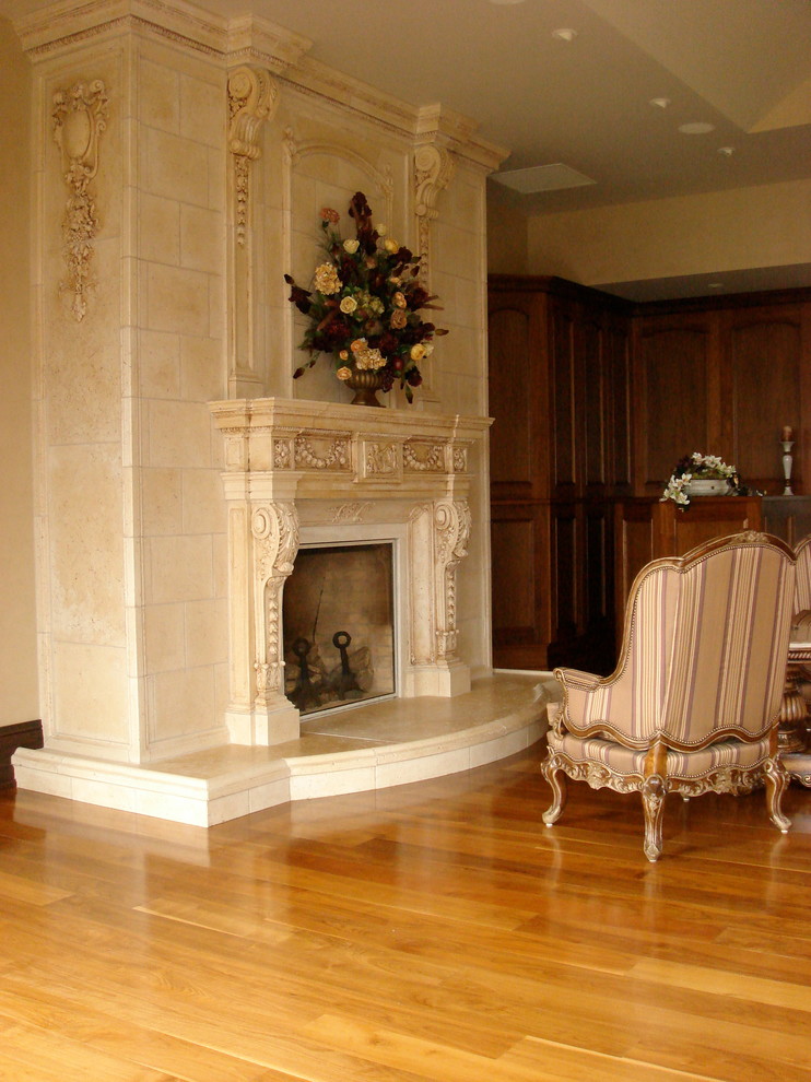 Foto de salón para visitas cerrado tradicional extra grande sin televisor con paredes beige, suelo de madera en tonos medios y marco de chimenea de piedra