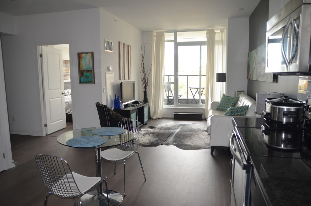 Пример оригинального дизайна: маленькая гостиная комната в стиле модернизм с серыми стенами для на участке и в саду