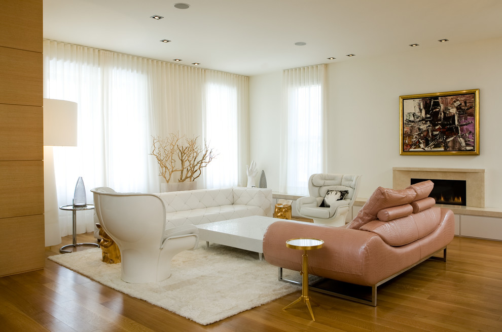 Aménagement d'un salon contemporain avec un sol en bois brun et une cheminée standard.