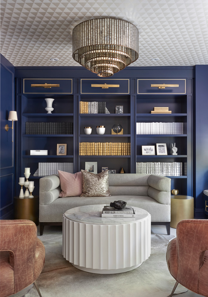 Источник вдохновения для домашнего уюта: гостиная комната в современном стиле с с книжными шкафами и полками и синими стенами