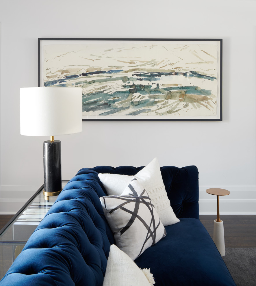 Mittelgroßes Modernes Wohnzimmer mit weißer Wandfarbe und braunem Holzboden in Toronto