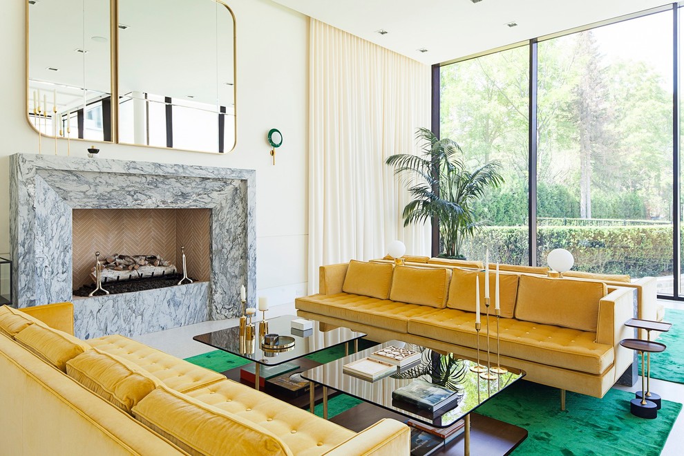 Стильный дизайн: гостиная комната в стиле ретро с бежевыми стенами и горизонтальным камином - последний тренд