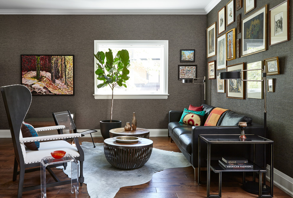 Свежая идея для дизайна: открытая гостиная комната в стиле фьюжн с серыми стенами и темным паркетным полом - отличное фото интерьера