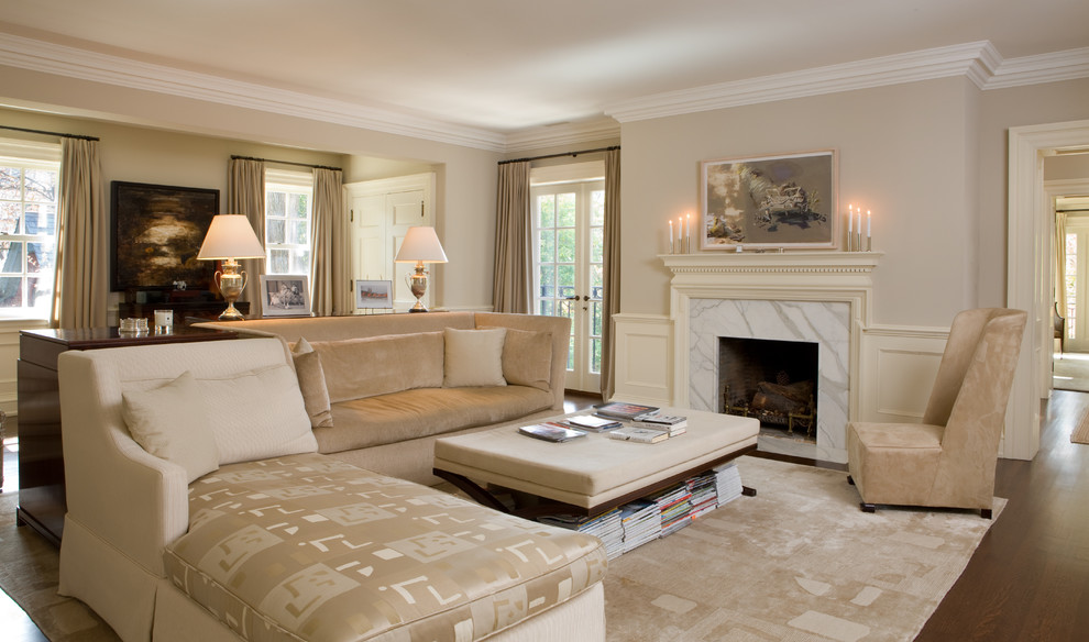 Cette image montre un grand salon traditionnel avec un mur beige, une cheminée standard et un sol marron.