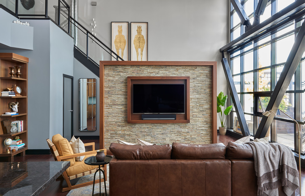 На фото: маленькая двухуровневая гостиная комната в стиле модернизм с темным паркетным полом, коричневым полом, серыми стенами, фасадом камина из плитки и телевизором на стене для на участке и в саду с