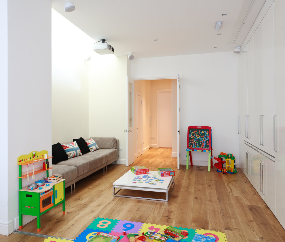 Esempio di un soggiorno minimalista di medie dimensioni e aperto con pavimento in legno massello medio