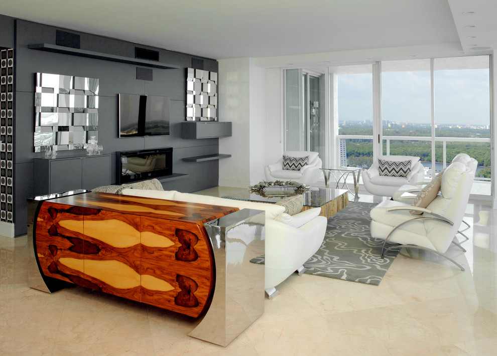 Стильный дизайн: огромная парадная, открытая гостиная комната в современном стиле с серыми стенами, мраморным полом, горизонтальным камином и телевизором на стене - последний тренд