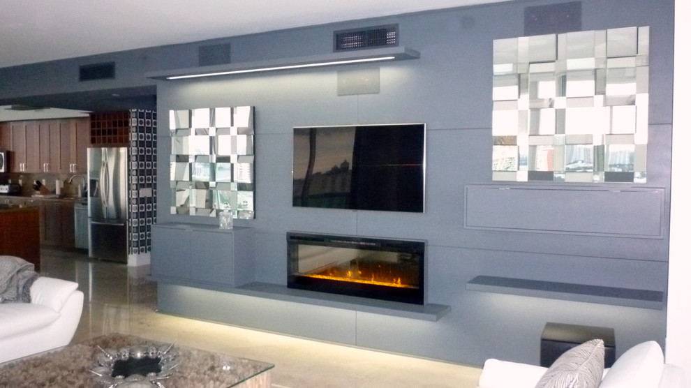 Ejemplo de salón para visitas abierto contemporáneo grande con paredes grises, suelo de mármol, chimenea lineal, marco de chimenea de metal y televisor colgado en la pared