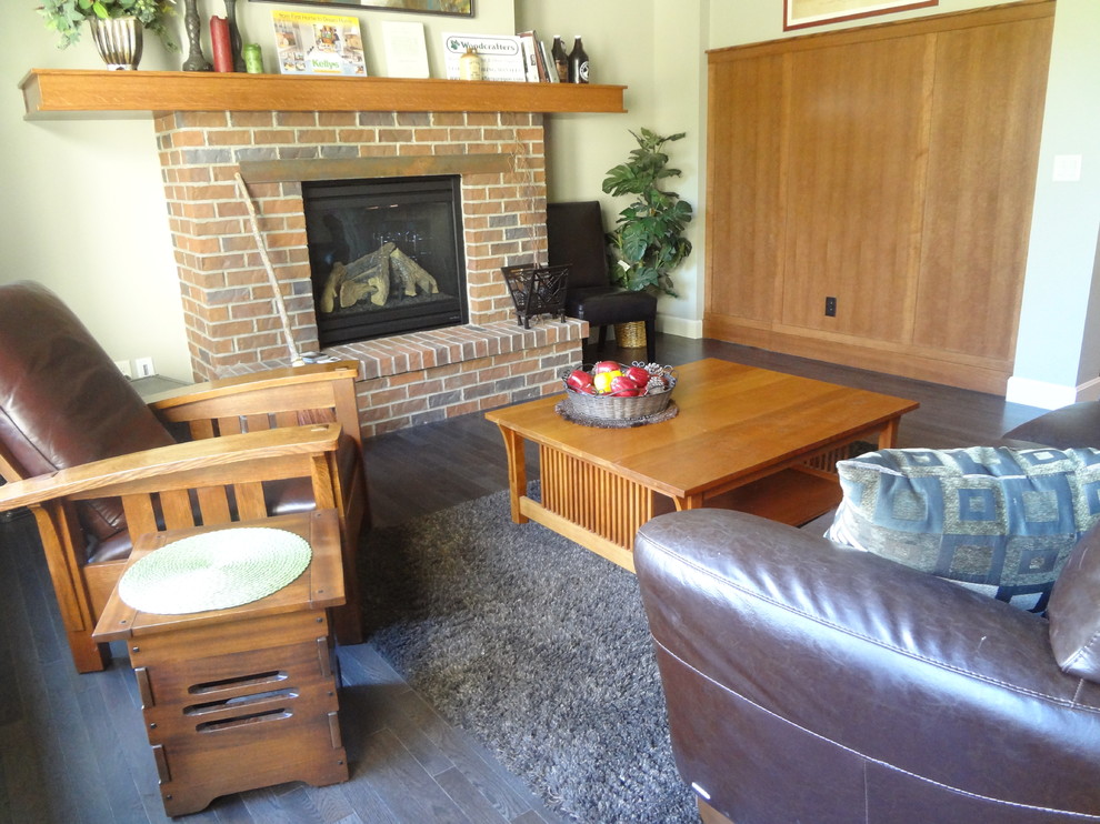 Bild på ett mellanstort vintage separat vardagsrum, med ett finrum, vita väggar, mörkt trägolv, en standard öppen spis och en spiselkrans i tegelsten