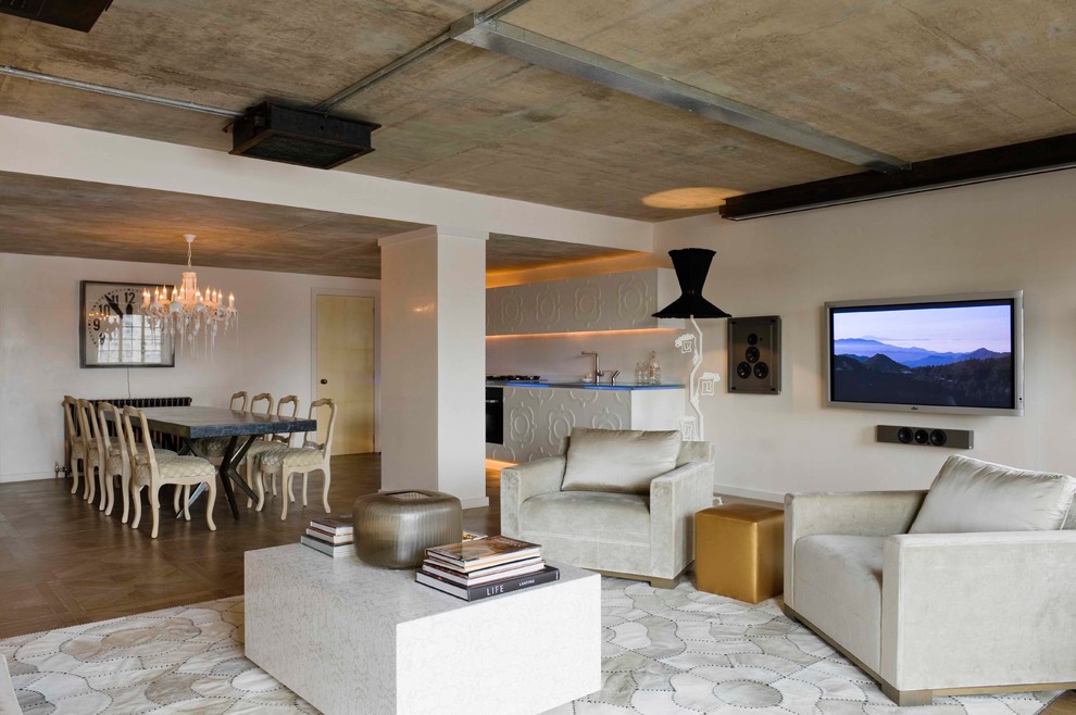Foto di un soggiorno contemporaneo aperto con pareti beige, pavimento in legno massello medio, nessun camino e TV a parete