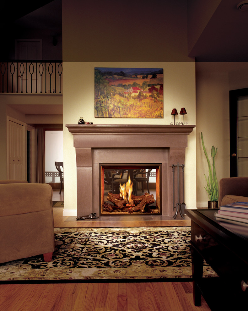 Пример оригинального дизайна: гостиная комната в классическом стиле с бежевыми стенами, светлым паркетным полом, двусторонним камином и фасадом камина из дерева