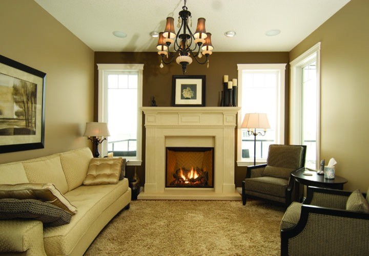 Klassisches Wohnzimmer mit brauner Wandfarbe, Teppichboden, Kamin und Kaminumrandung aus Holz in Denver