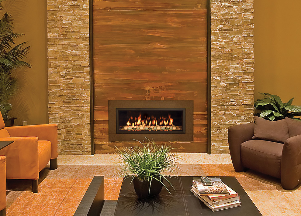 デンバーにあるコンテンポラリースタイルのおしゃれなリビング (茶色い壁、カーペット敷き、横長型暖炉、木材の暖炉まわり) の写真