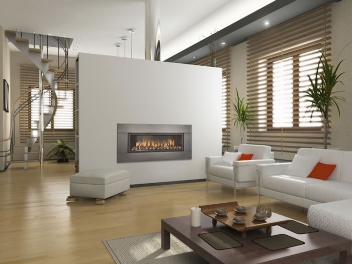 Modernes Wohnzimmer mit beiger Wandfarbe, hellem Holzboden, Gaskamin und Kaminumrandung aus Metall in Denver