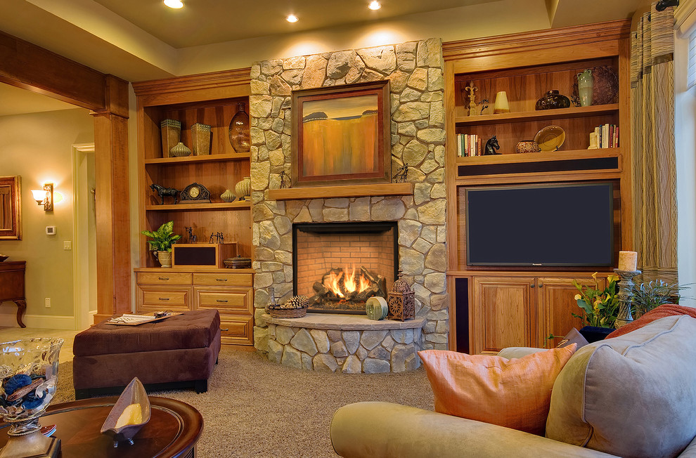 Cette photo montre un salon chic avec un mur beige, moquette, une cheminée standard et un manteau de cheminée en brique.