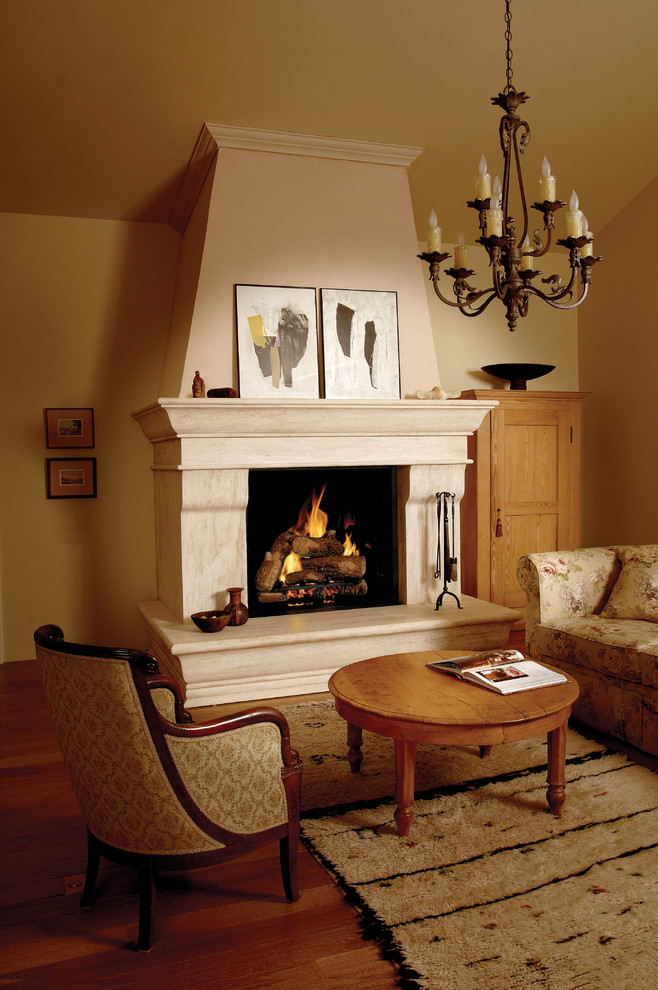 デンバーにあるトラディショナルスタイルのおしゃれなリビング (茶色い壁、無垢フローリング、標準型暖炉、石材の暖炉まわり) の写真