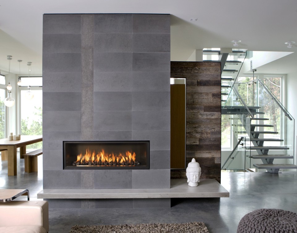 デンバーにあるモダンスタイルのおしゃれなリビング (白い壁、コンクリートの床、横長型暖炉、石材の暖炉まわり) の写真