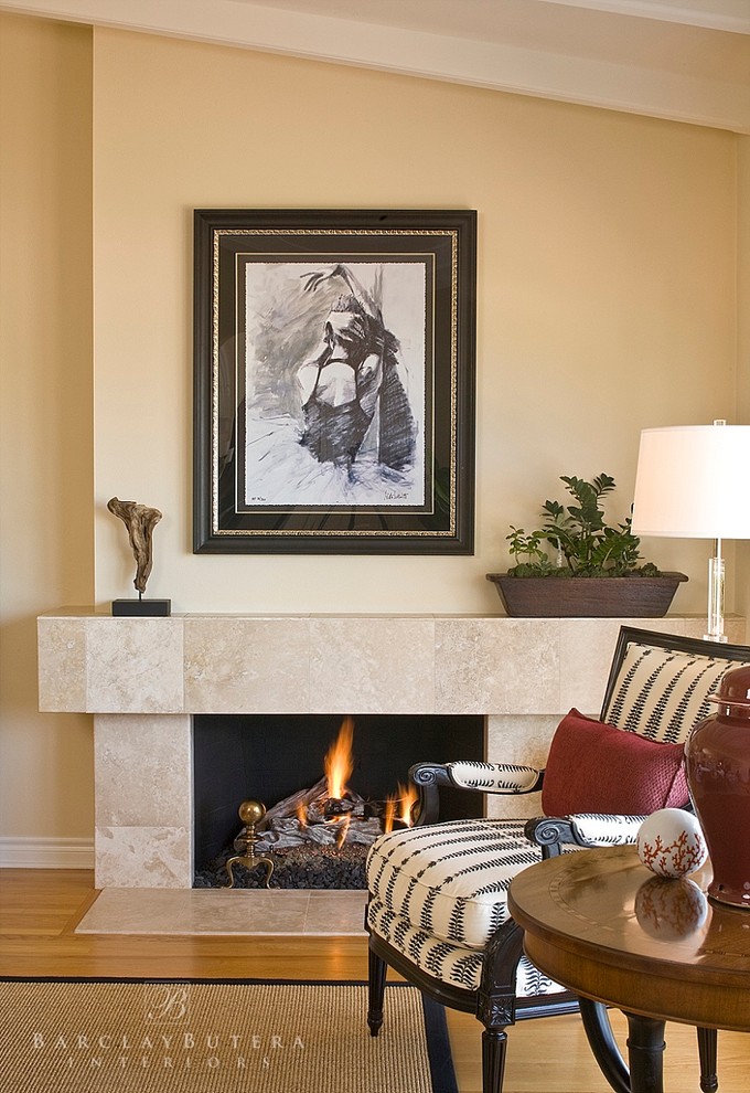 Repräsentatives, Offenes Klassisches Wohnzimmer mit beiger Wandfarbe, hellem Holzboden, Kamin und Kaminumrandung aus Stein in Orange County