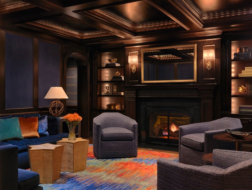 Стильный дизайн: гостиная комната в классическом стиле с стандартным камином - последний тренд