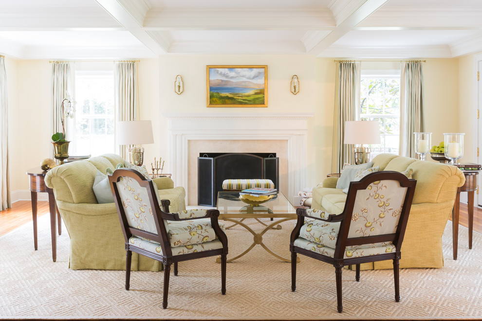 Klassisches Wohnzimmer mit beiger Wandfarbe, braunem Holzboden und Kamin in Washington, D.C.