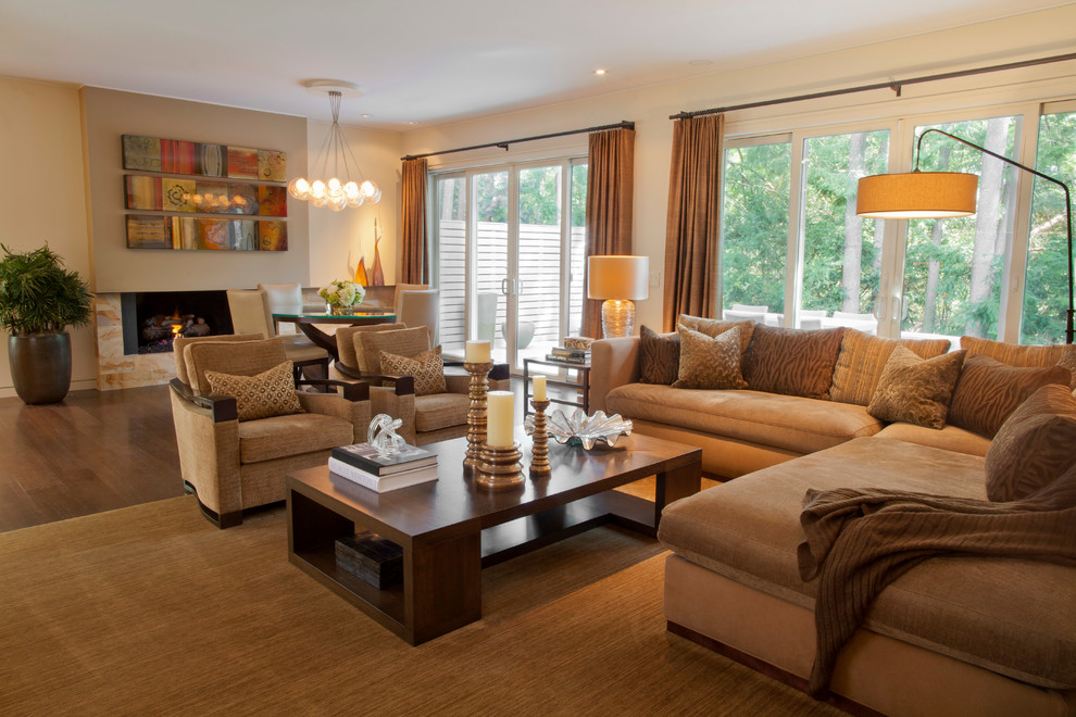 Esempio di un soggiorno contemporaneo con pareti beige, pavimento in legno massello medio, camino classico, pavimento beige e tappeto