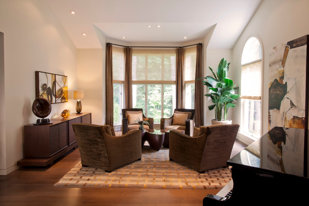 Источник вдохновения для домашнего уюта: парадная гостиная комната в современном стиле с бежевыми стенами, паркетным полом среднего тона и эркером