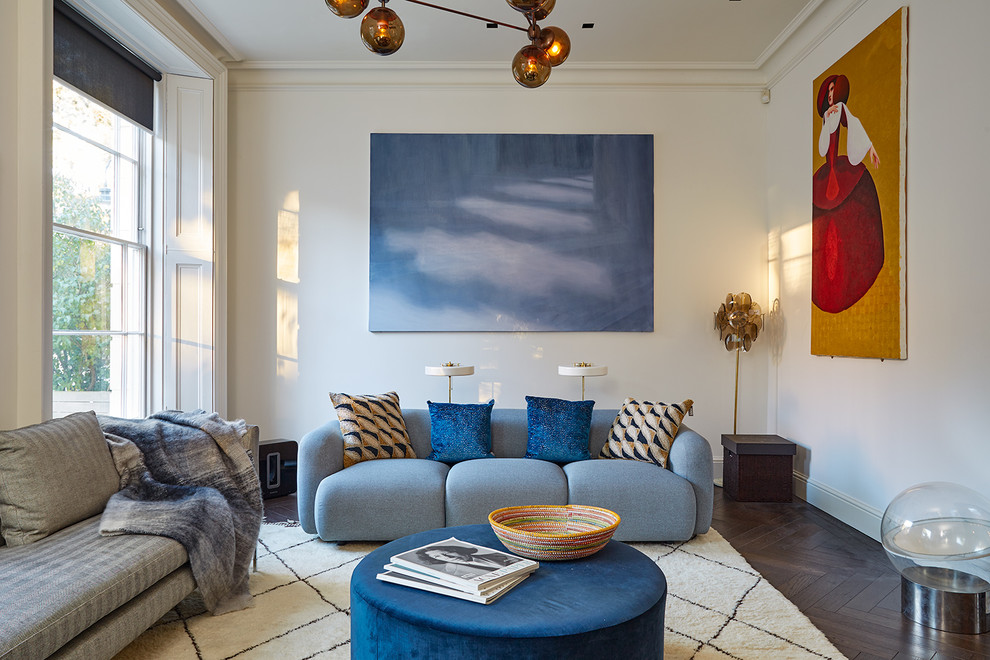 Foto di un soggiorno design con pareti bianche, parquet scuro e tappeto