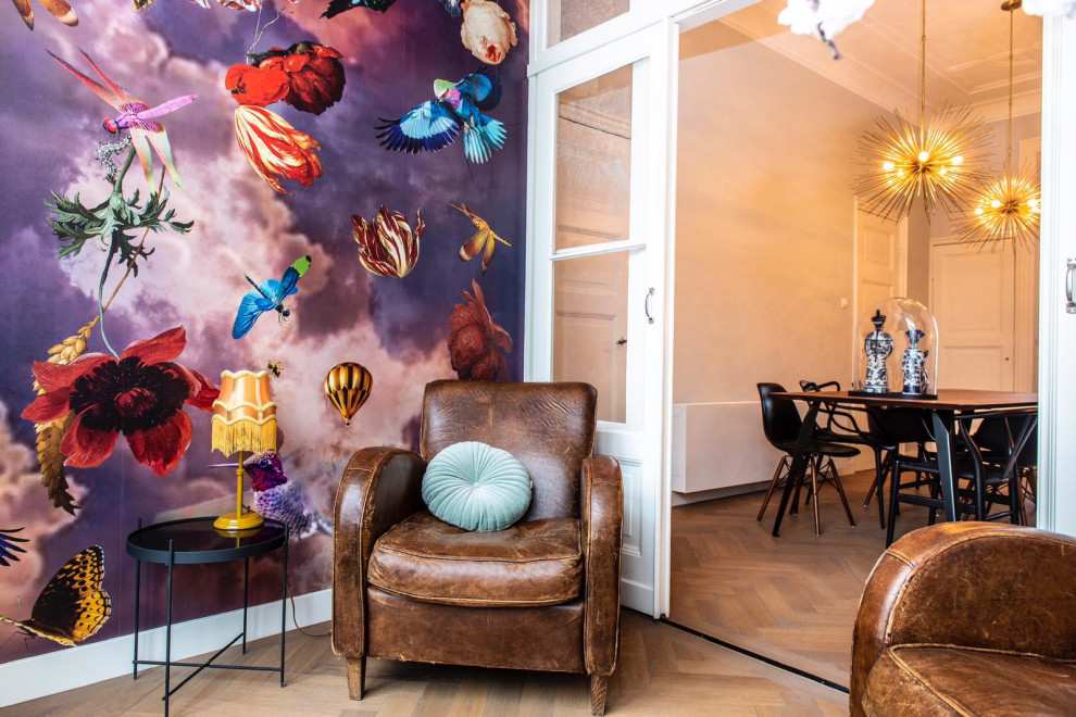 Mittelgroßes, Abgetrenntes Eklektisches Wohnzimmer mit weißer Wandfarbe, braunem Holzboden und braunem Boden in Amsterdam