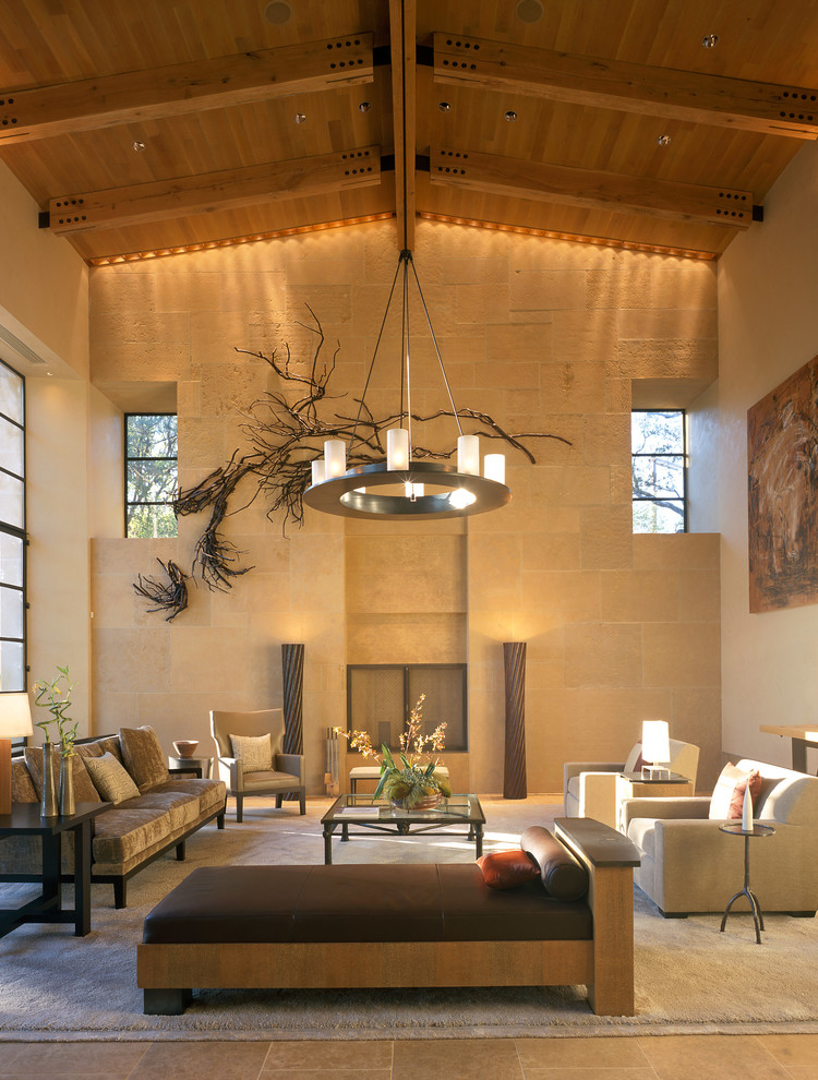 Immagine di un soggiorno minimal con pareti beige e pavimento marrone