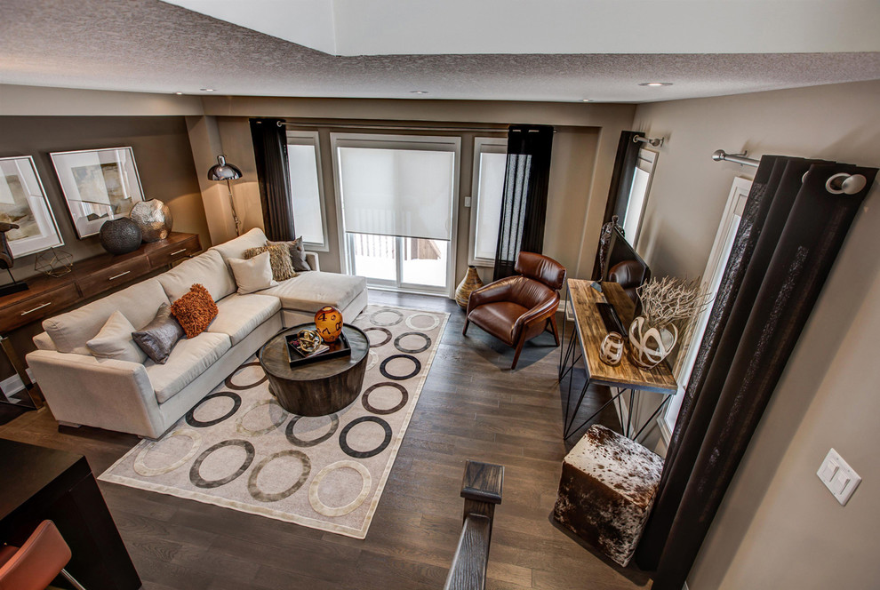 Mittelgroßes, Repräsentatives, Offenes Stilmix Wohnzimmer ohne Kamin mit brauner Wandfarbe, braunem Holzboden, freistehendem TV und braunem Boden in Toronto