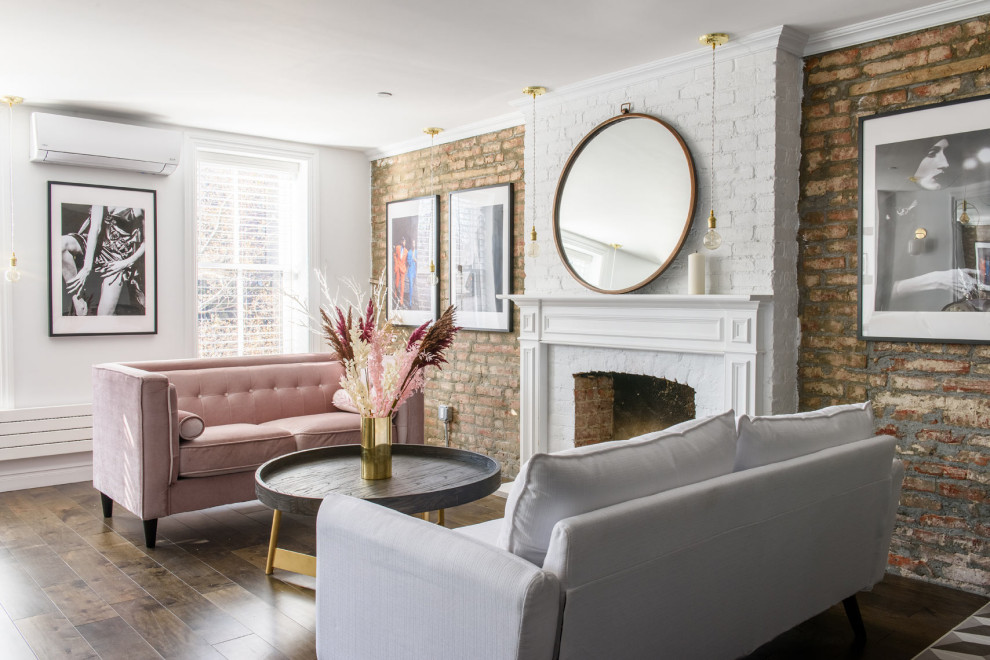 Стильный дизайн: открытая гостиная комната в стиле неоклассика (современная классика) с белыми стенами, стандартным камином, фасадом камина из кирпича, коричневым полом и кирпичными стенами - последний тренд