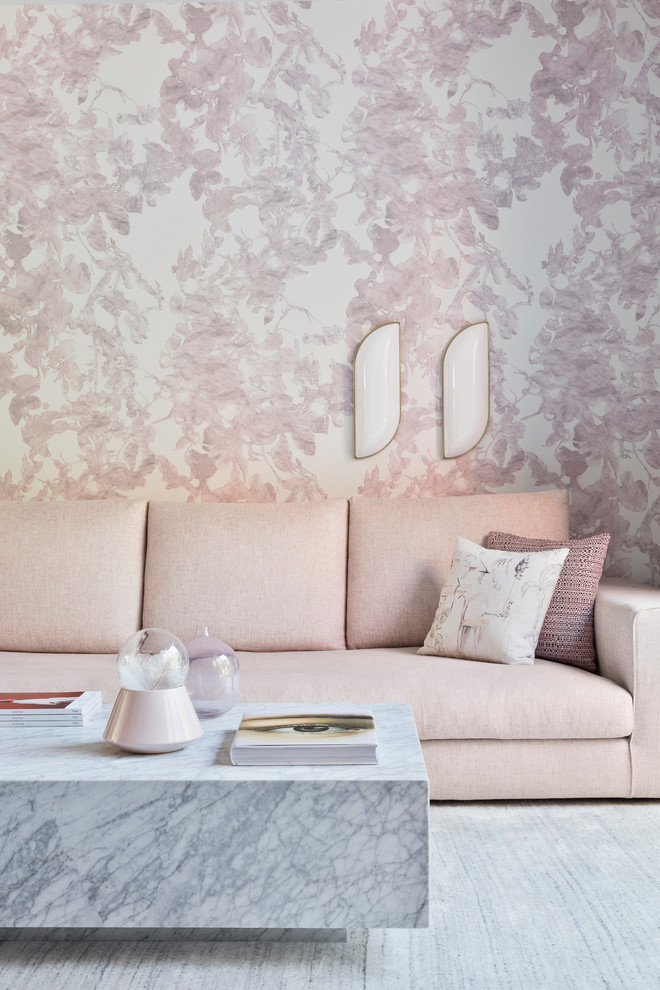 Immagine di un grande soggiorno contemporaneo aperto con pareti rosa, pavimento in legno massello medio, TV a parete e pavimento marrone
