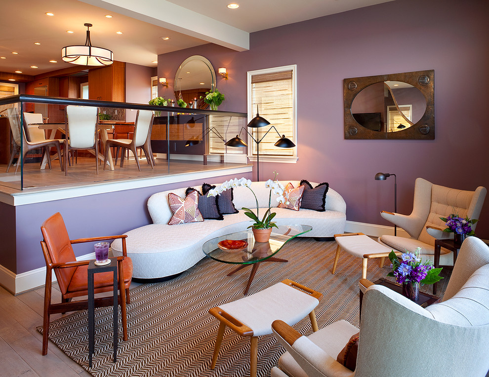 Mittelgroßes Modernes Wohnzimmer mit lila Wandfarbe, Porzellan-Bodenfliesen, Kamin und Kaminumrandung aus Stein in Philadelphia