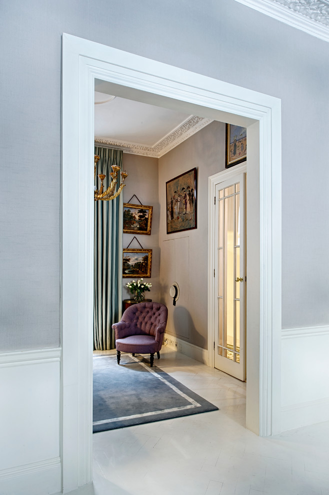 Foto de salón para visitas abierto clásico de tamaño medio sin chimenea y televisor con paredes grises y suelo de madera pintada