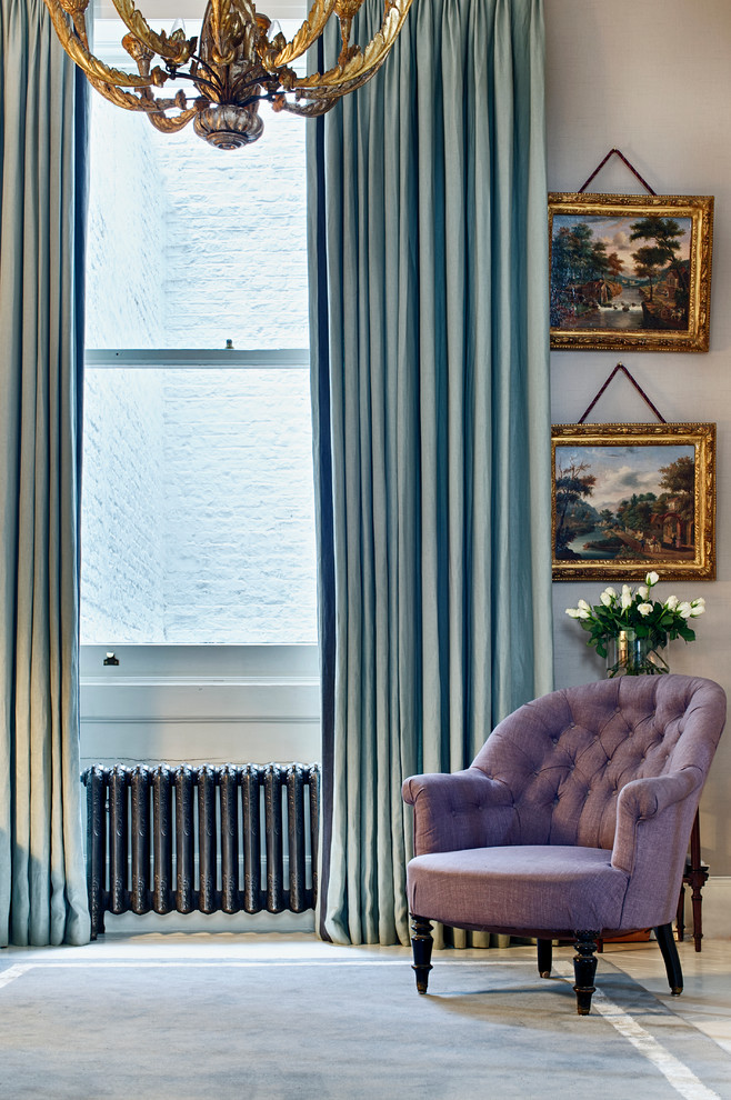 Идея дизайна: парадная, открытая гостиная комната среднего размера в классическом стиле с серыми стенами и деревянным полом без камина, телевизора