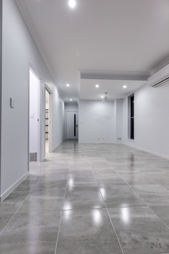 Mittelgroßes, Offenes Modernes Wohnzimmer ohne Kamin mit weißer Wandfarbe, Porzellan-Bodenfliesen und grauem Boden in Brisbane