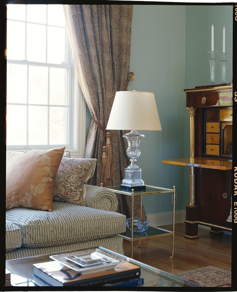 Inspiration för mellanstora klassiska separata vardagsrum, med blå väggar och mellanmörkt trägolv