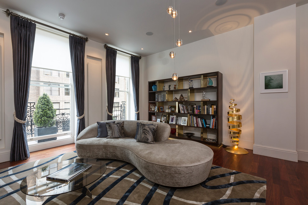 Repräsentatives Modernes Wohnzimmer mit weißer Wandfarbe und braunem Holzboden in London