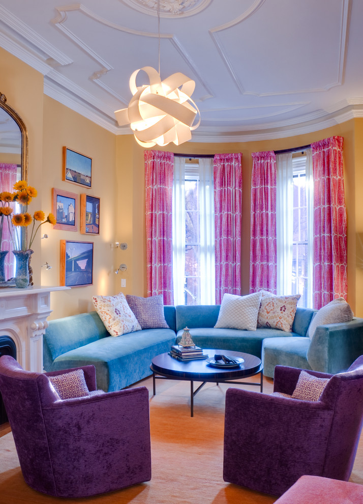 На фото: изолированная гостиная комната в современном стиле с желтыми стенами, ковровым покрытием, стандартным камином, фасадом камина из камня и синим диваном с