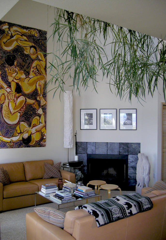 Imagen de salón bohemio con marco de chimenea de baldosas y/o azulejos