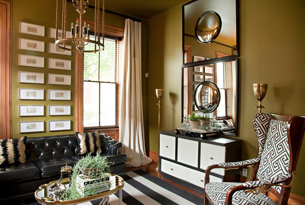 Imagen de salón para visitas abierto contemporáneo pequeño sin chimenea y televisor con paredes verdes, suelo de madera en tonos medios y suelo marrón