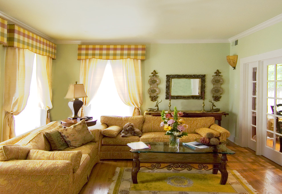 Immagine di un soggiorno tradizionale chiuso con pareti verdi